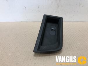 Gebrauchte AUX / USB-Anschluss BMW M2 (F22/87) M2 3.0 24V Preis auf Anfrage angeboten von Van Gils Automotive
