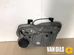 Używane Mechanizm szyby prawej przedniej wersja 2-drzwiowa Volkswagen Caddy III (2KA,2KH,2CA,2CH) 1.9 TDI Cena € 50,00 Procedura marży oferowane przez Van Gils Automotive