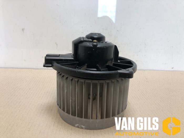 Heating and ventilation fan motor from a Suzuki Ignis (FH) 1.3 16V 2001
