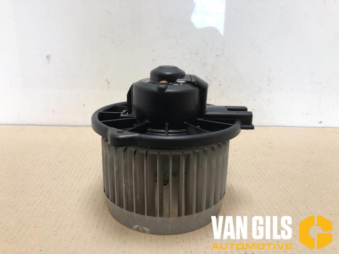 Heating and ventilation fan motor from a Suzuki Ignis (FH) 1.3 16V 2001
