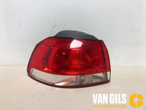 Usagé Feu arrière gauche Volkswagen Golf VI (5K1) 1.6 Prix € 44,00 Règlement à la marge proposé par Van Gils Automotive
