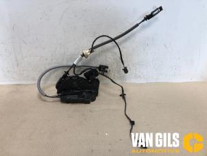 Używane Mechanizm blokady drzwi lewych przednich wersja 4-drzwiowa Volkswagen Golf VII (AUA) 1.2 TSI 16V Cena € 45,98 Z VAT oferowane przez Van Gils Automotive