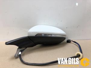 Used Wing mirror, left Volkswagen Golf VII (AUA) 1.2 TSI 16V Price € 99,22 Inclusive VAT offered by Van Gils Automotive