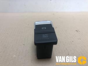 Gebrauchte Handbremse Schalter Volkswagen Touran (5T1) 1.6 TDI SCR BlueMotion Technology Preis € 36,30 Mit Mehrwertsteuer angeboten von Van Gils Automotive