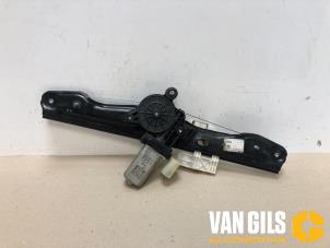 Używane Mechanizm szyby lewej tylnej wersja 4-drzwiowa BMW 1 serie (F20) 116i 1.6 16V Cena € 60,00 Procedura marży oferowane przez Van Gils Automotive
