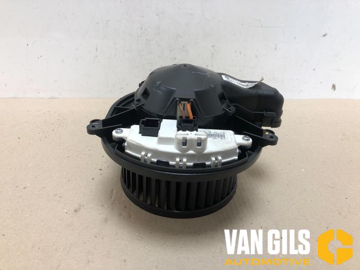 Heating and ventilation fan motor from a BMW 1 serie (F20) 116i 1.6 16V 2012