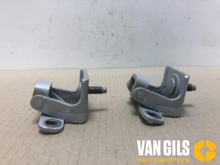 Tailgate hinge from a Volkswagen Golf VII (AUA)  2018