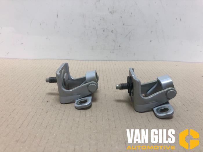 Tailgate hinge from a Volkswagen Golf VII (AUA)  2018