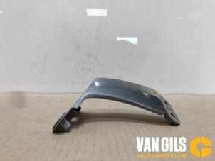 Używane Uchwyt na lewy przedni ekran Volkswagen Golf VII (AUA) Cena € 36,29 Z VAT oferowane przez Van Gils Automotive