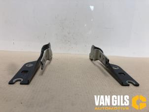 Usagé Charnière capot Volkswagen Golf VII (AUA) Prix € 45,98 Prix TTC proposé par Van Gils Automotive