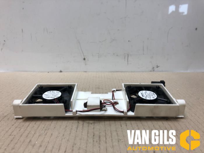 Cooling fans from a Peugeot 407 SW (6E) 2.0 16V 2006