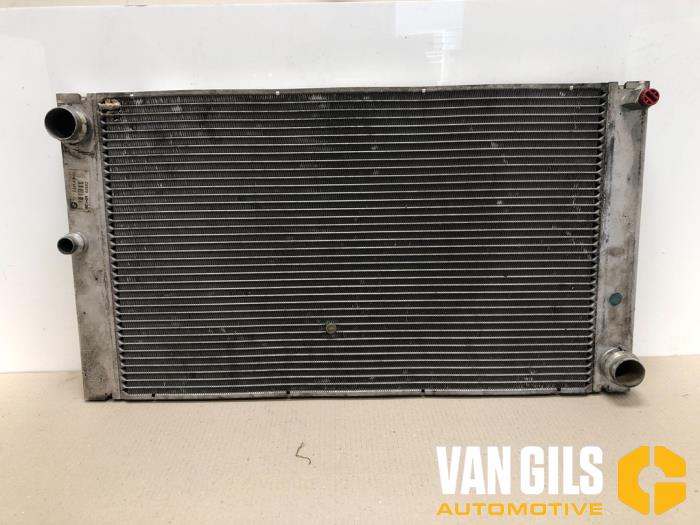 Radiateur d'eau d'un BMW 7 serie (E65/E66/E67) 730d 24V 2003