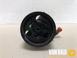 Usagé Pompe de direction Ford Fiesta 4 1.3i Prix € 60,00 Règlement à la marge proposé par Van Gils Automotive