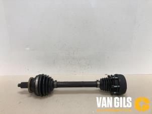 Usagé Arbre de transmission avant gauche Volkswagen Polo IV (9N1/2/3) 1.2 12V Prix € 74,99 Règlement à la marge proposé par Van Gils Automotive