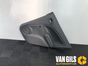 Usados Tapizado de puerta de 4 puertas derecha detrás Opel Agila (B) 1.2 16V Precio de solicitud ofrecido por Van Gils Automotive