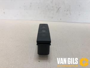 Usados Interruptor de calefactor luneta Ford Fiesta 5 (JD/JH) 1.3 Precio € 40,00 Norma de margen ofrecido por Van Gils Automotive