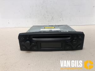 Używane Radioodtwarzacz CD Mercedes C (W203) 2.2 C-200 CDI 16V Cena € 75,00 Procedura marży oferowane przez Van Gils Automotive