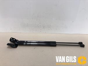 Używane Zestaw amortyzatorów gazowych tylnej klapy Kia Rio IV (YB) 1.2 MPI 16V Cena na żądanie oferowane przez Van Gils Automotive