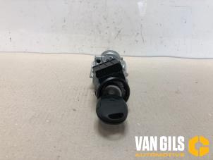 Used Ignition lock + key Ford Focus 2 1.6 16V Price € 60,00 Margin scheme offered by Van Gils Automotive