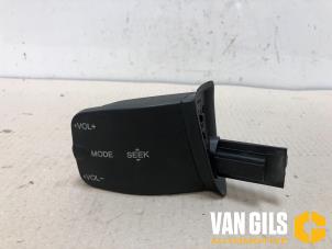 Used Steering wheel mounted radio control Ford Focus 2 1.6 Ti-VCT 16V Price € 35,00 Margin scheme offered by Van Gils Automotive