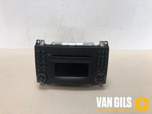 Gebrauchte Radio CD Spieler Mercedes A (W169) 1.5 A-150 3-Drs. Preis auf Anfrage angeboten von Van Gils Automotive
