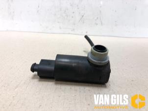 Usados Bomba de limpiaparabrisas delante Toyota Yaris II (P9) 1.0 12V VVT-i Precio de solicitud ofrecido por Van Gils Automotive