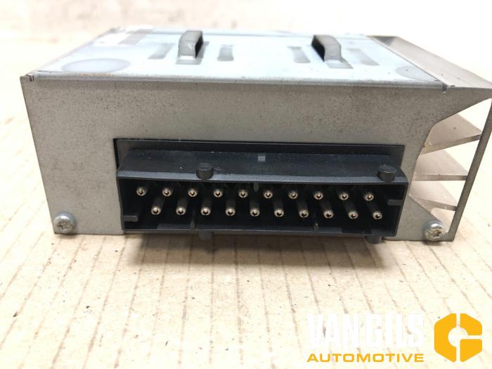 Amplificateur audio d'un BMW 7 serie (E65/E66/E67) 730d 24V 2003