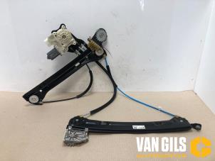 Używane Mechanizm szyby lewej przedniej wersja 2-drzwiowa Mini Mini (F56) 1.5 12V Cooper Cena na żądanie oferowane przez Van Gils Automotive