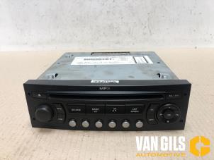 Używane Radioodtwarzacz CD Citroen C4 Coupé (LA) 1.4 16V Cena na żądanie oferowane przez Van Gils Automotive