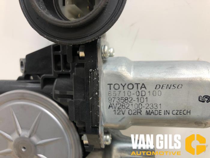 Mechanizm szyby prawej przedniej wersja 4-drzwiowa z Toyota Yaris III (P13) 1.5 16V Hybrid 2014