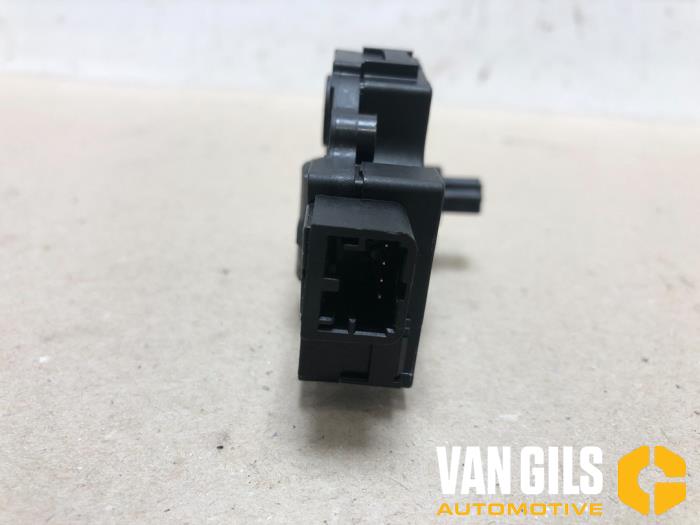 Heater valve motor from a BMW X5 (F15) xDrive 40d 3.0 24V 2016