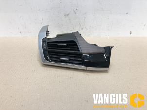 Używane Kratka wentylacyjna deski rozdzielczej BMW X5 (F15) xDrive 40d 3.0 24V Cena na żądanie oferowane przez Van Gils Automotive