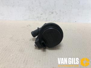 Usados Bomba de agua adicional Volkswagen Golf Sportsvan (AUVS) 2.0 TDI 150 16V Precio de solicitud ofrecido por Van Gils Automotive