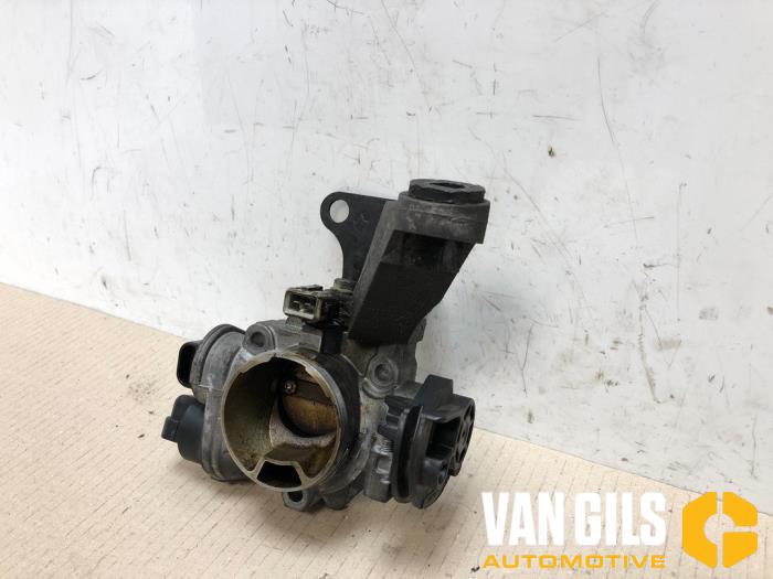 Throttle body from a Renault Clio II (BB/CB) 1.2 2001