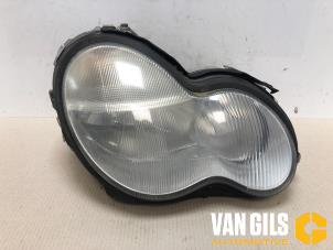 Używane Reflektor prawy Mercedes C Combi (S203) 1.8 C-180K 16V Cena € 65,00 Procedura marży oferowane przez Van Gils Automotive