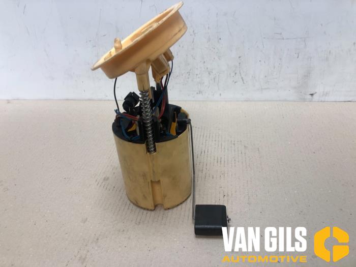 Electric fuel pump from a BMW 3 serie (E90) 320d 16V 2009