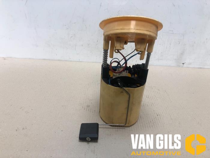 Electric fuel pump from a BMW 3 serie (E90) 320d 16V 2009