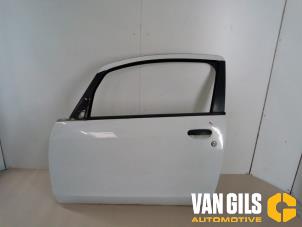 Używane Drzwi lewe wersja 2-drzwiowa Mitsubishi Colt (Z2/Z3) 1.1 12V Cena € 143,00 Procedura marży oferowane przez Van Gils Automotive