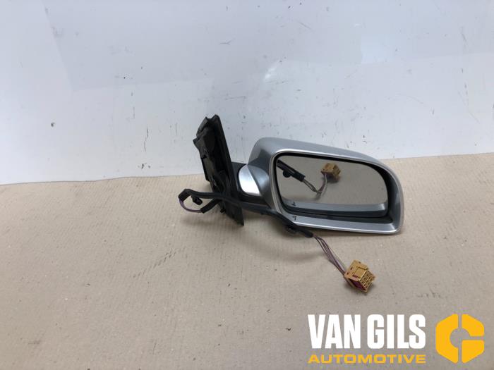 Wing mirror, right from a Volkswagen Polo IV (9N1/2/3) 1.9 SDI 2004