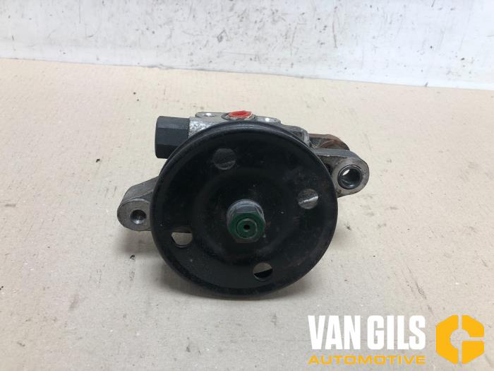 Power steering pump from a Hyundai Coupe 2.0i 16V CVVT 2003