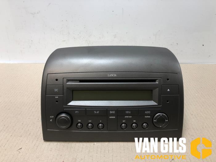 Radio CD player from a Lancia Ypsilon (843) 1.4 16V 2004