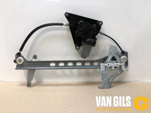 Używane Mechanizm szyby prawej przedniej wersja 4-drzwiowa Peugeot 108 1.0 12V Cena na żądanie oferowane przez Van Gils Automotive