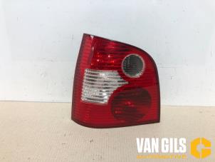 Usados Luz trasera izquierda Volkswagen Polo IV (9N1/2/3) 1.4 16V Precio € 45,00 Norma de margen ofrecido por Van Gils Automotive