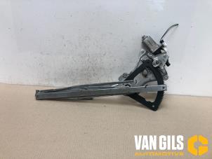Używane Mechanizm szyby prawej przedniej wersja 2-drzwiowa Chevrolet Kalos (SF48) 1.2 Cena € 45,00 Procedura marży oferowane przez Van Gils Automotive