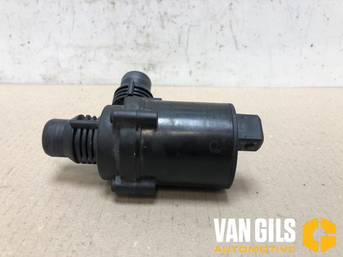 Usagé Pompe à eau BMW 6 serie (E64) 645 Ci 4.4 V8 32V Prix € 50,00 Règlement à la marge proposé par Van Gils Automotive