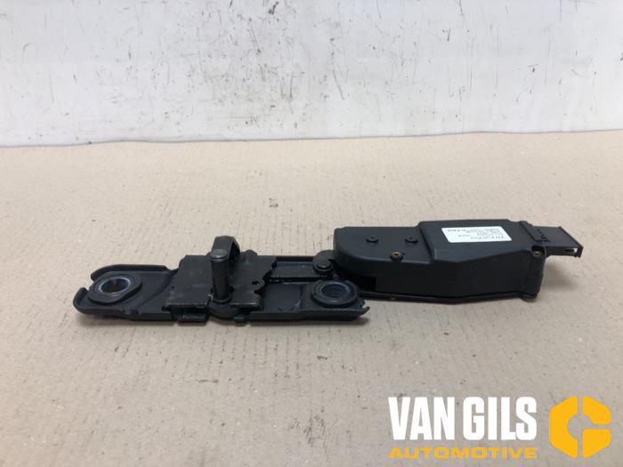Tailgate lock mechanism from a Audi A6 Avant (C7) 3.0 TDI V6 24V Quattro 2018
