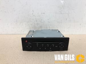 Usados Reproductor de CD y radio Renault Clio III (BR/CR) 1.2 16V 75 Precio de solicitud ofrecido por Van Gils Automotive
