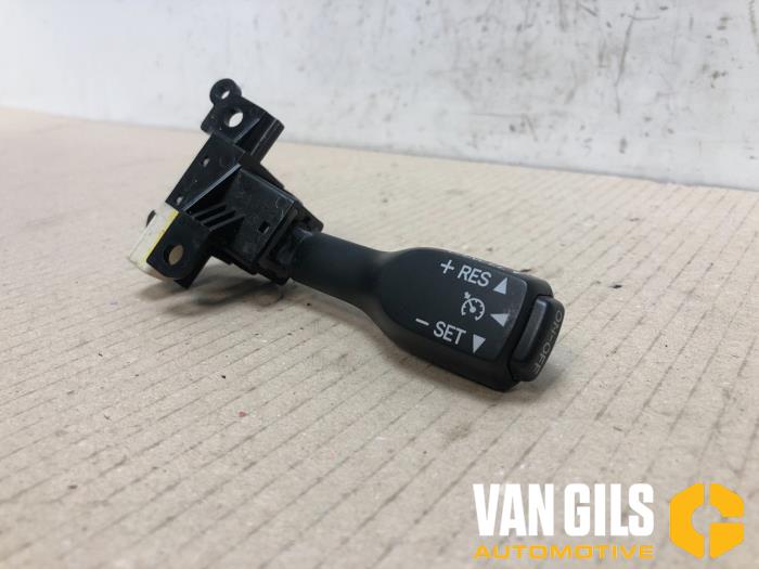 Tempomat van een Toyota Corolla Verso (R10/11) 2.2 D-4D 16V Cat Clean Power 2004