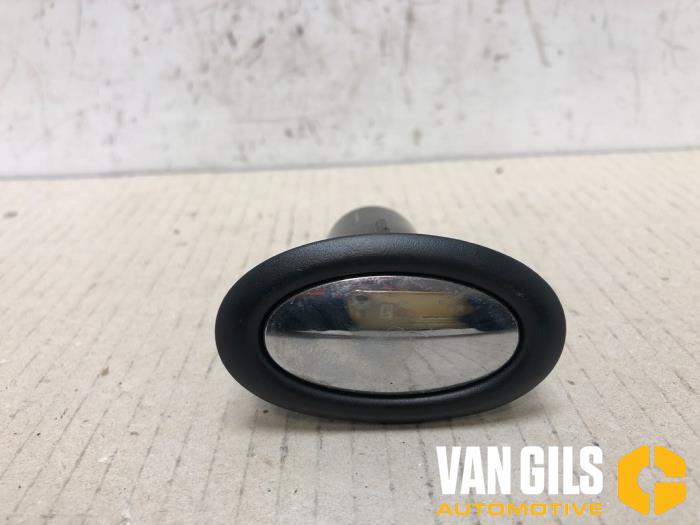 Usados Interruptor de guantera Mini Clubman (R55) Precio € 30,00 Norma de margen ofrecido por Van Gils Automotive