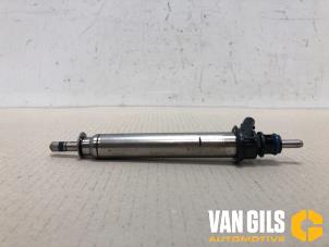 Gebrauchte Injektor (Benzineinspritzung) Mercedes C (W205) C-180 1.6 16V Preis auf Anfrage angeboten von Van Gils Automotive
